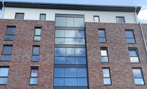 Fassade Eingang Schmal